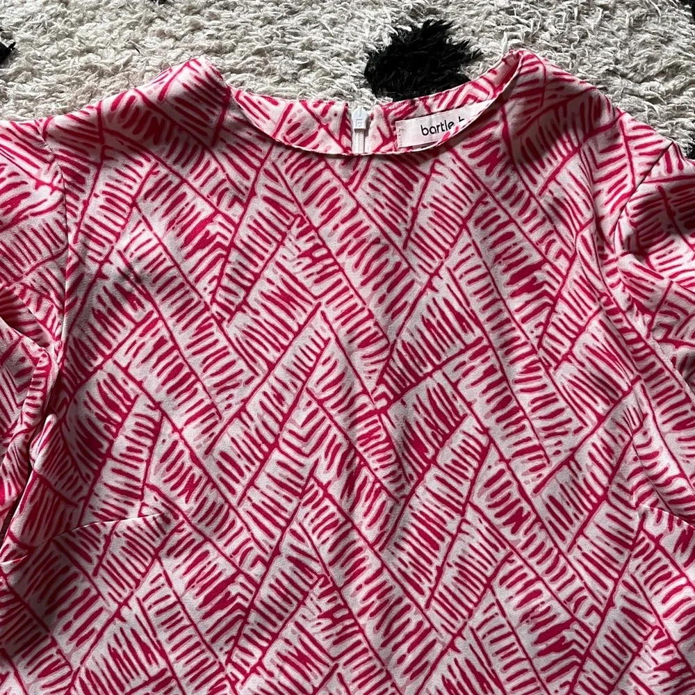 Bartle b. Size small Women's Dark Pink Patterned Top with back zipper